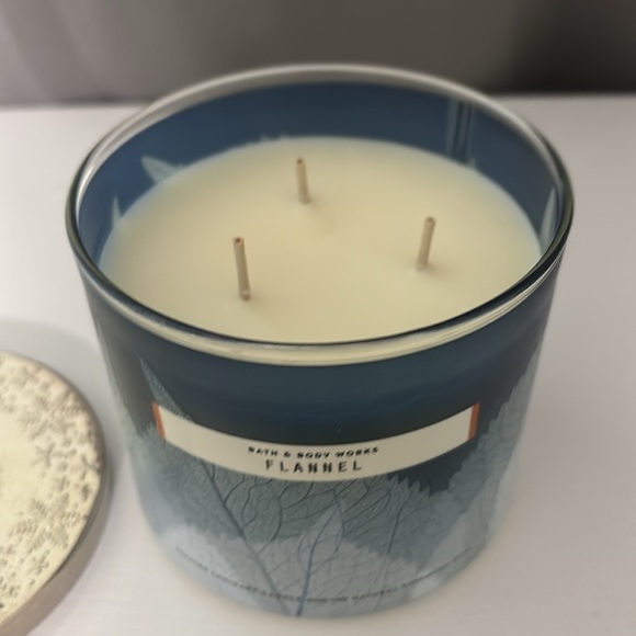 Bath & Body Works Flannel Candle - Blue and Silver - Picture 2 of 3